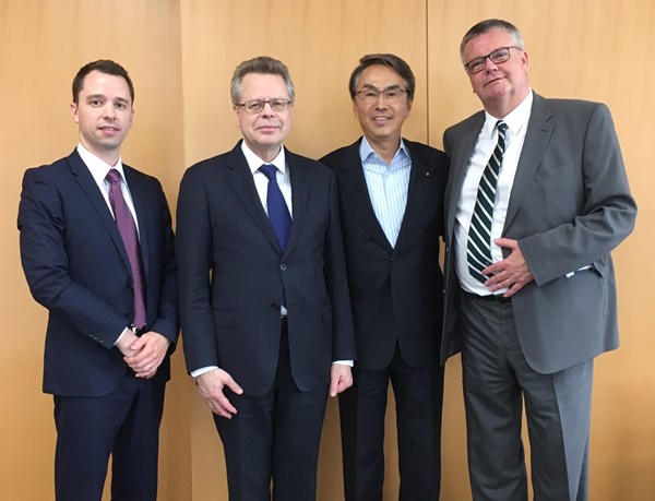 Left to right: Halldór Elís Ólafsson, Trade Representative in the Icelandic Embassy in Tokyo; Governor Már Guðmundsson; Nobuteru Ishihara, Minister of State for Economic and Fiscal Policy; and Hannes Heimisson, Icelandic Ambassador to Japan. 