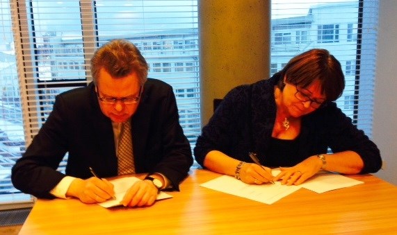 The photo was taken when Már Guðmundsson, Governor of the Central Bank of Iceland, and Unnur Gunnarsdóttir, Director General of the Financial Supervisory Authority, signed the agreement.