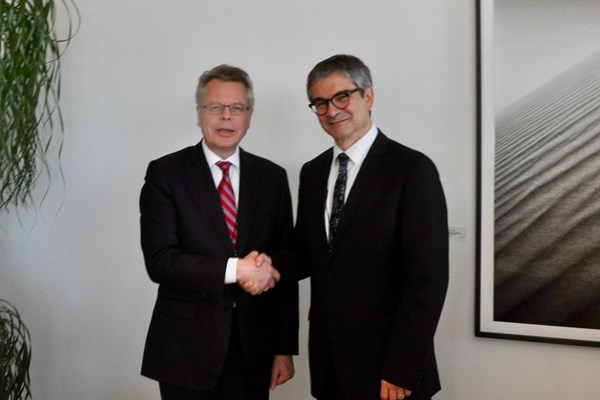 A photo of Már Guðmundsson and Mario Marcel, taken at the end of the meeting. 